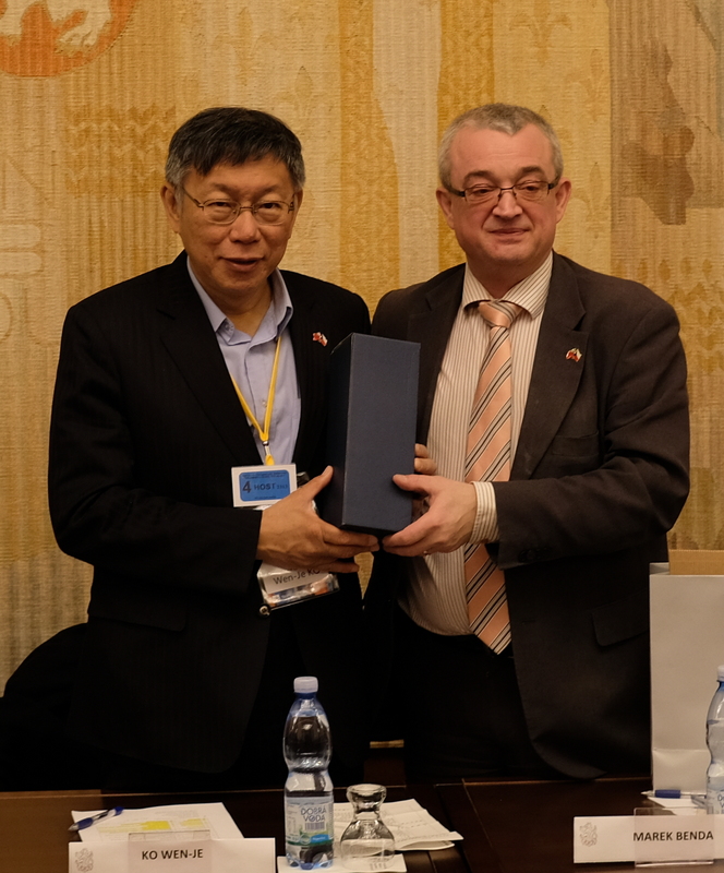 捷克眾議院友台小組主席班達（右）15日贈送禮物給來訪的台北市長柯文哲（左）。   圖：中央社提供
