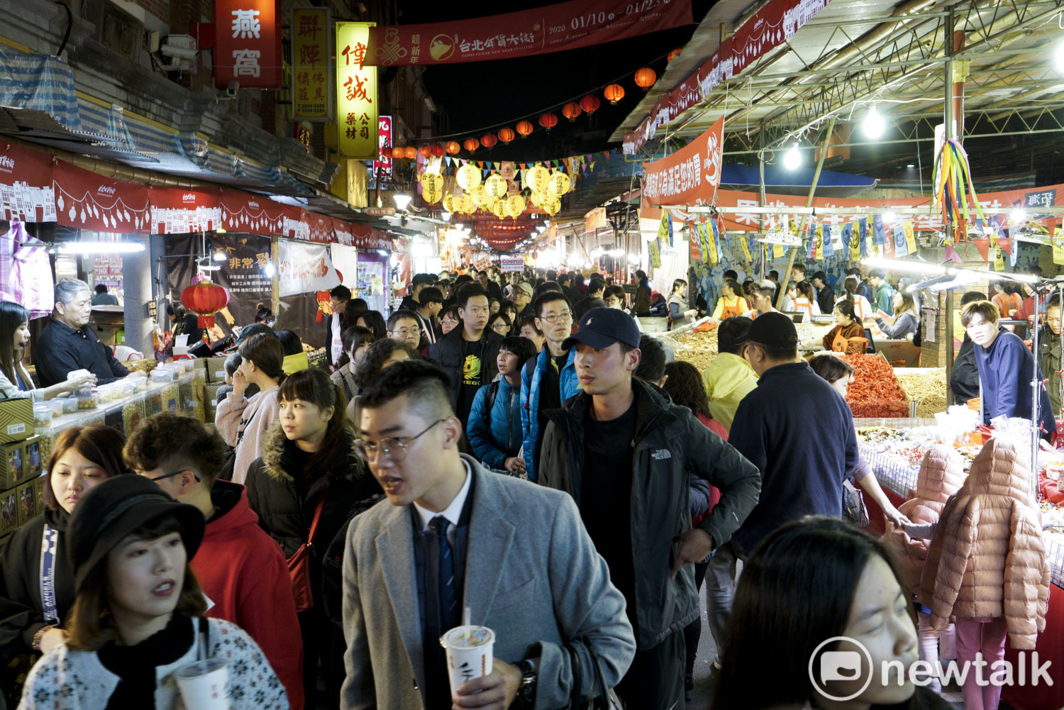 入夜後的台北年貨大街依舊擠滿採辦年貨或是湊熱鬧的民眾，大家摩肩擦踵，喜氣洋洋，現場充滿過節的氣氛。   圖：張良一/攝