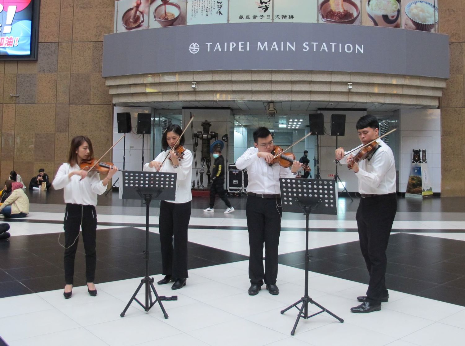 書屋小提手在台北火車站舉行快閃音樂會，增添濃濃年節味。   圖：益品書屋／提供