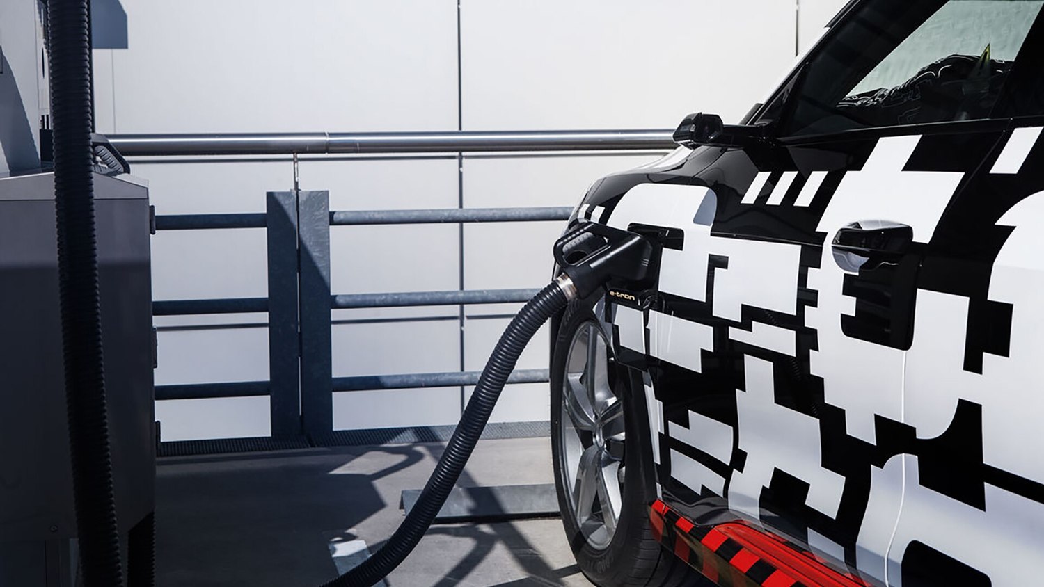 知名車廠Audi與能源公司Arcadia合作，為預購電動車的美國車主提供免費太陽能充電服務。圖為電動車充電示意圖。   圖：取自Audi 官網