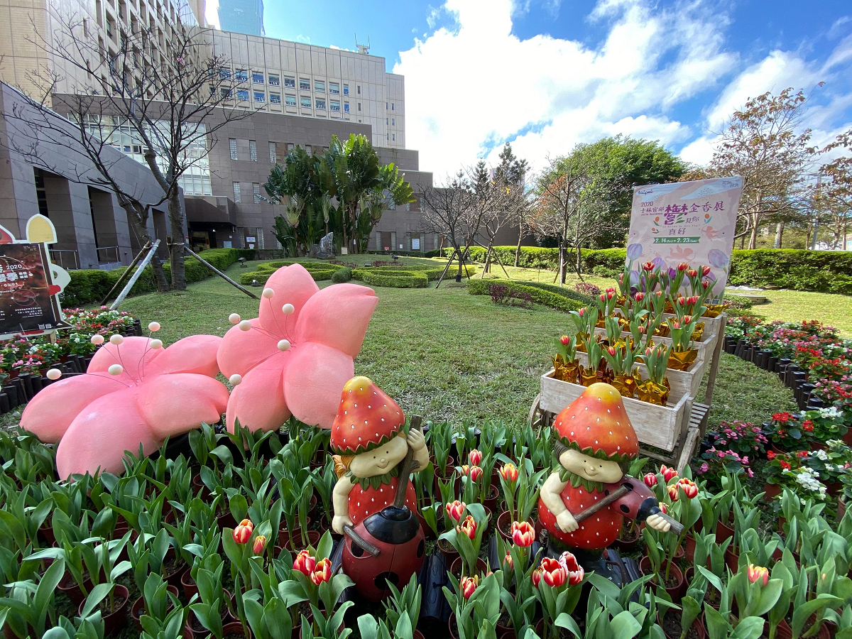 市府連通道附近設立了一個迷你花季打卡點。   圖：台北市工務局／提供