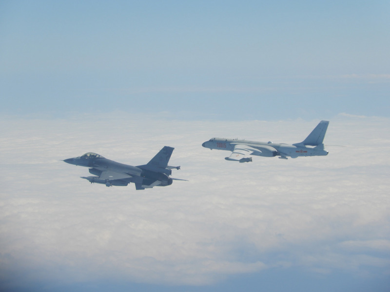 近期中共军机不断扰台，图为解放军轰6机（右）飞经巴士海崃，国军F-16（左）监控伴飞。   图：国防部提供（资料照片）(photo:NewTalk)