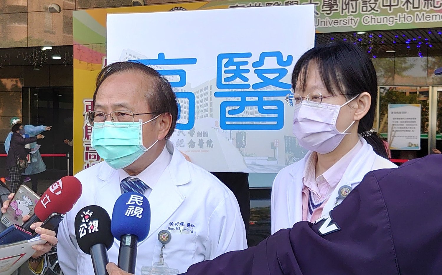 高醫院長侯明峰(左)說明基於人道立場跨海給藥的過程。   圖：高雄醫學大學附設中和紀念醫院/提供