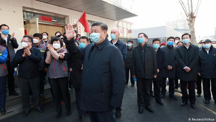 中國主席習近平口罩方法戴錯，但周圍卻沒人提醒他，引起外界熱議。   圖：翻攝自推特（資料照片）