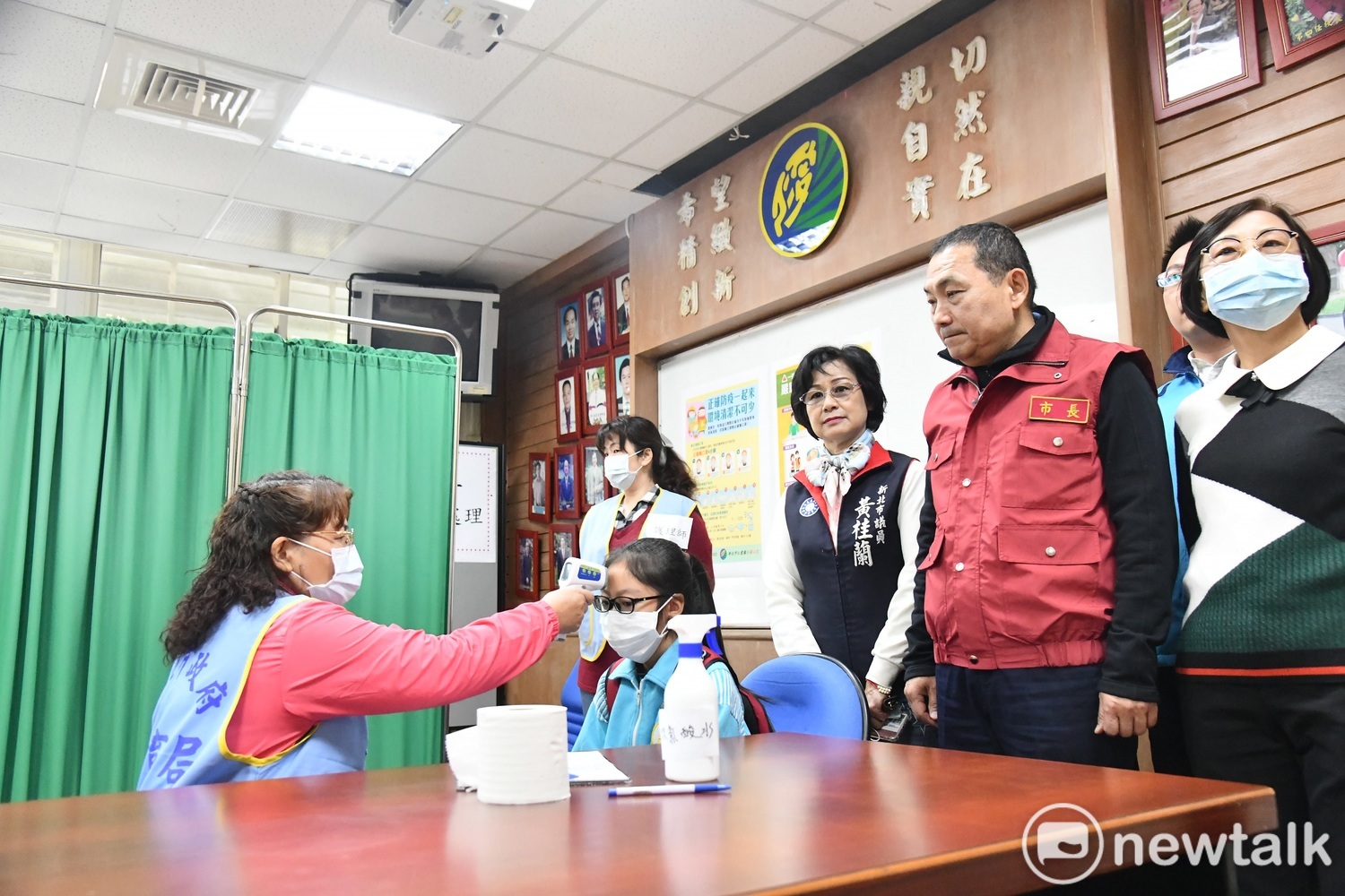 新北市長侯友宜前往蘆洲仁愛國小視察防疫演練,了解校園防疫相關作為。 圖:林昀真/攝
