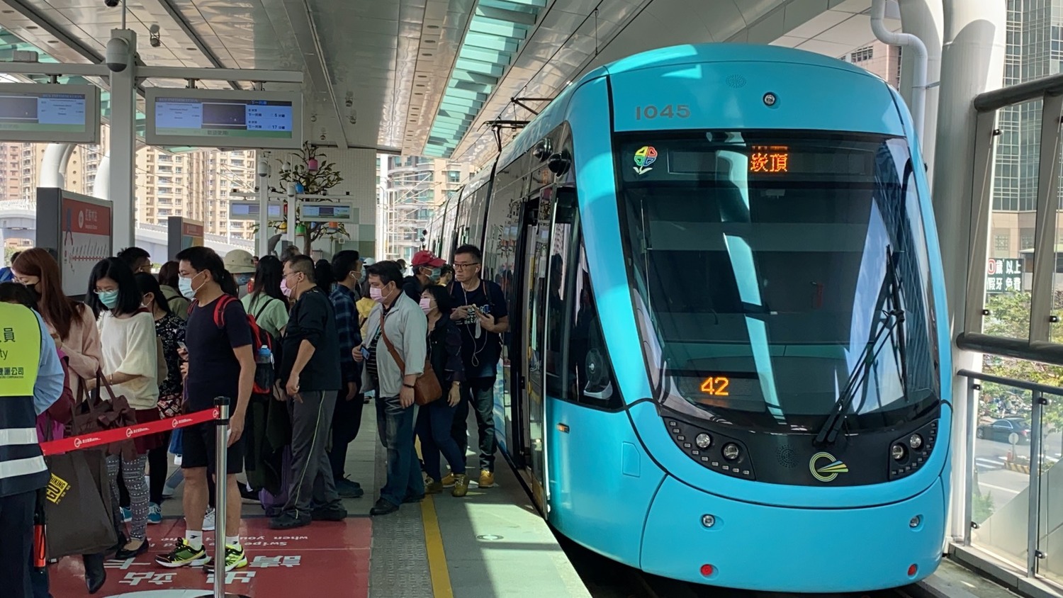 新北捷運公司宣布淡海輕軌行動支付免費搭乘，延長至5月31日。    圖：新北捷運公司/提供