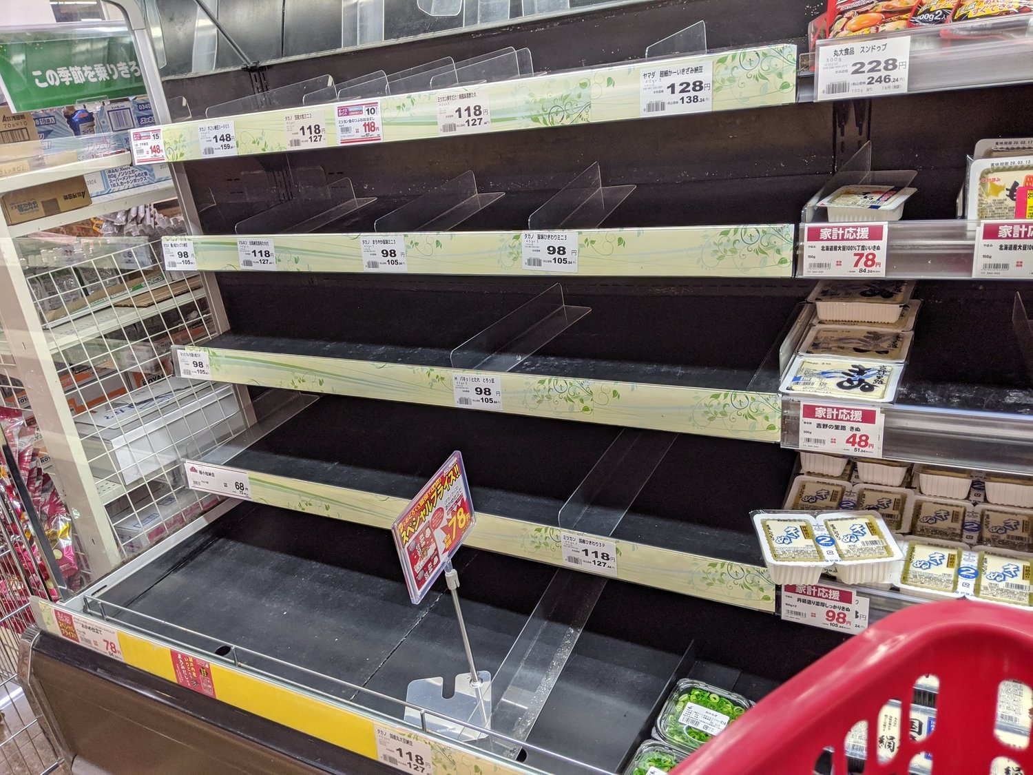 日本商店內貨架上納豆銷售一空。   圖：翻攝自推特