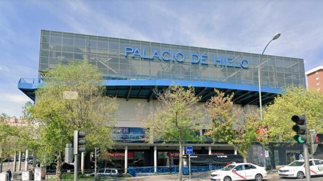 西班牙感染武漢肺炎死亡人數攀升，首都馬德里的溜冰場被徵收作為臨時殯儀館使用。   圖：翻攝自Twitter