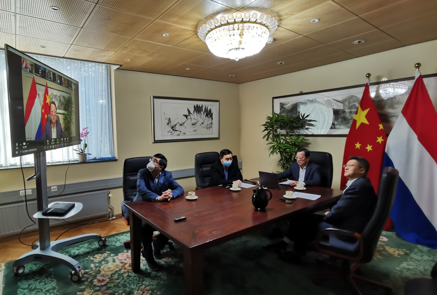 中國駐荷蘭大使館對荷方稱中國駭客利用邊緣設備對荷蘭網路攻擊將增加的說法表達不滿。 圖：翻攝自中國駐荷蘭大使館官網 