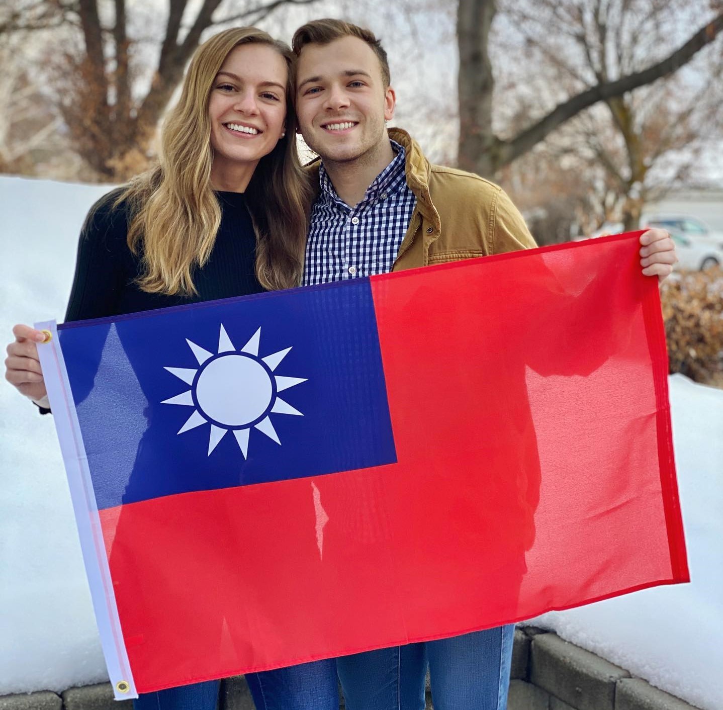 美籍YouTuber莫彩曦Hailey（左）和老公Adam（右），經常在YouTube上傳一些中美文化差異的影片，頻道吸引73.5萬位粉絲支持，這次他們分享在台灣的外國人對台的感謝。   圖：翻攝自Hailey莫彩曦臉書