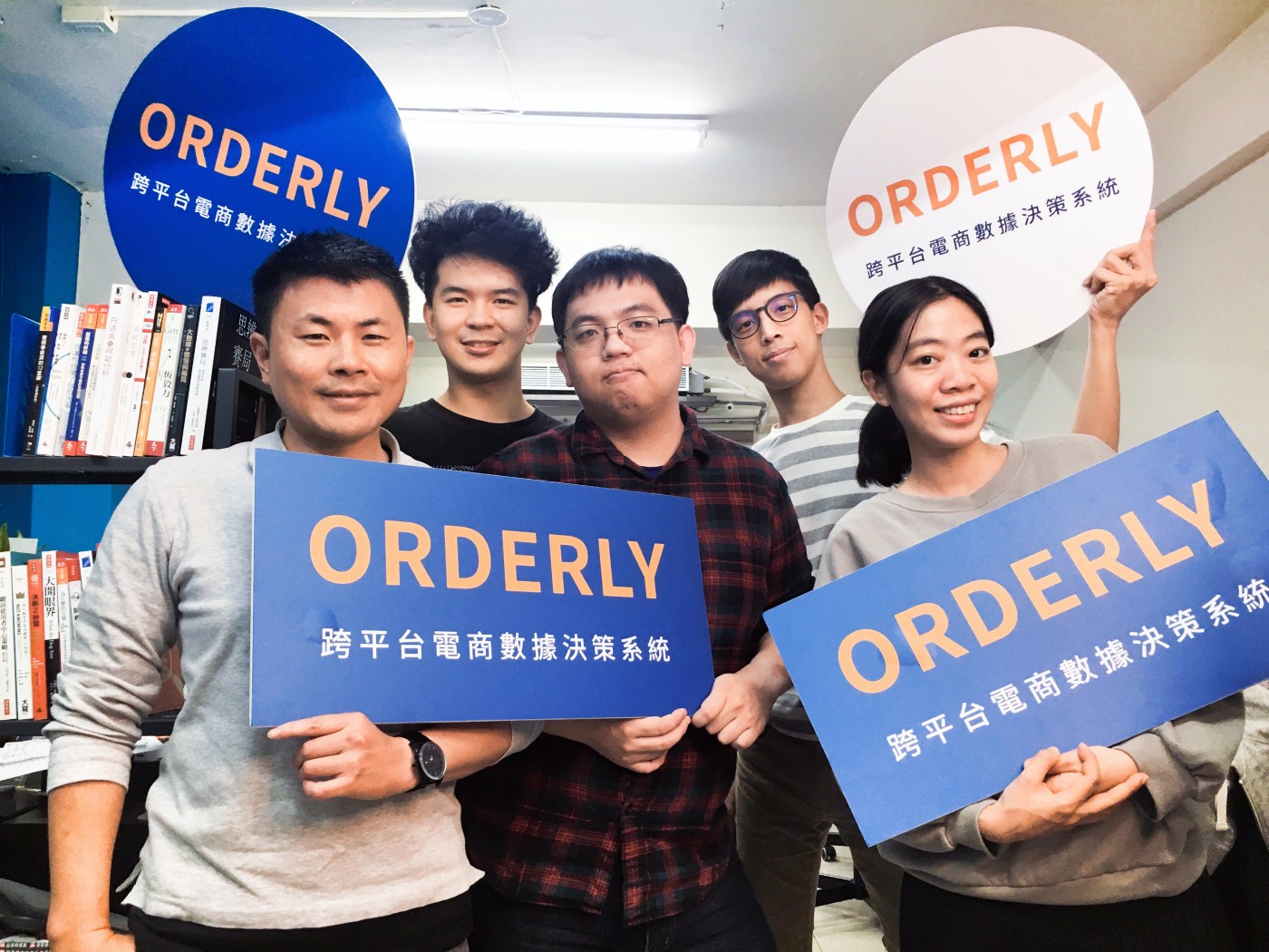 圖為 ORDERLY 團隊全體成員。由左至右為 ORDERLY 創辦人詹凱文全端工程師毛太一、全端工程師彭新翔 、產品設計經理劉哲旭、銷售經理李怡瑱 。   圖：創夢市集／提供