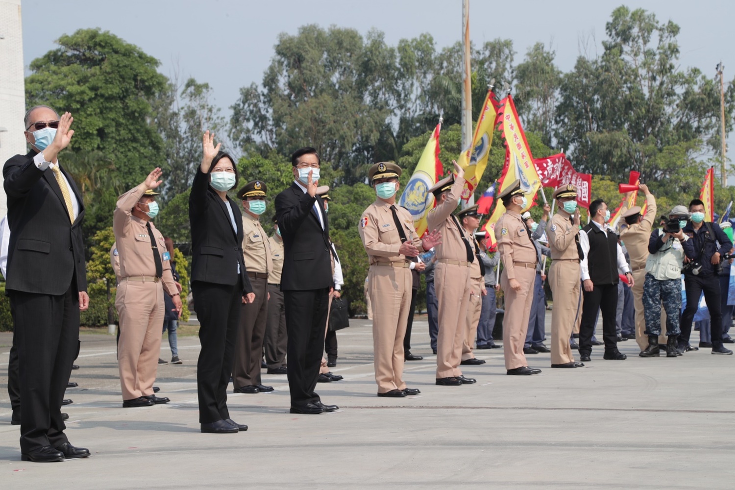 President Tsai Ing-wen went to the Zuoying Military Port on the 9th to welcome the return of the Dunmu fleet. Photo: Junwenshe / Provided