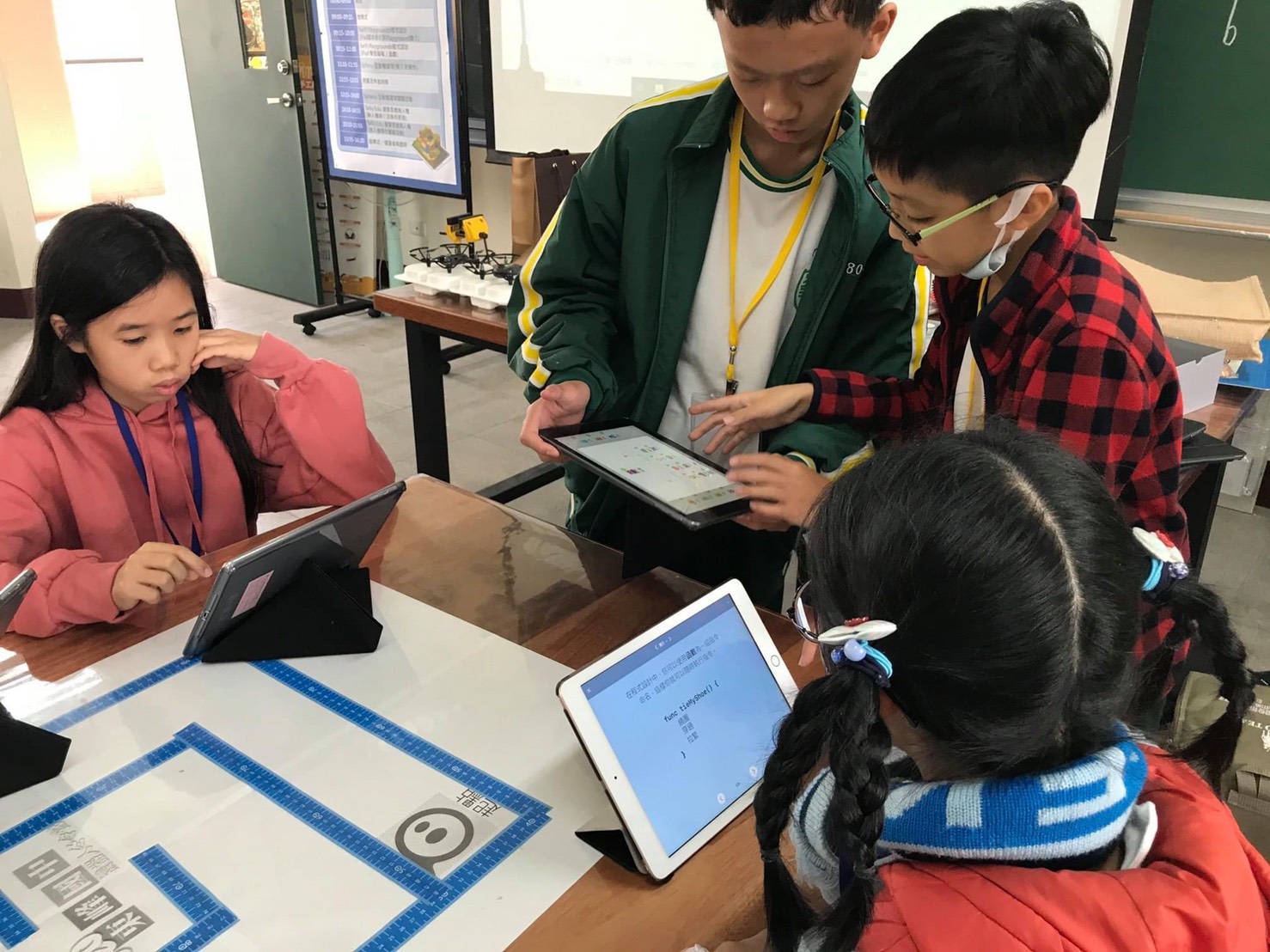 台中市政府教育局建置線上學習專區，讓學生利用平板進行線上學習。   圖 : 台中市政府/提供