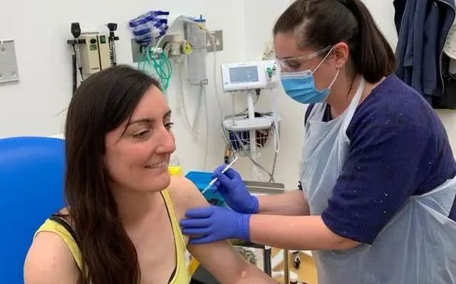 英國新冠疫苗死亡通報破2500件!在癱瘓藥劑師自戕後 英媒揭露新冠疫苗併發症逾22800件