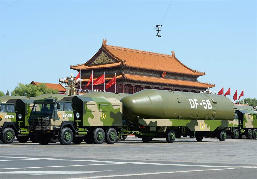 中國的東風飛彈，被懷疑是高超音速導彈的系統之一，圖為解放軍在天安門廣場閱兵時展示東風系列導彈。   圖 : 翻攝中新社