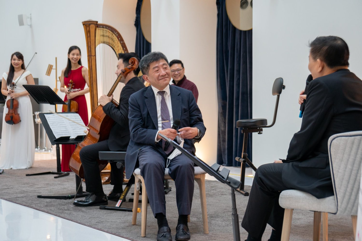 Chen Shizhong was invited to the concert, and host Peng jokingly said that today on Mother's Day, I hope the minister is not too serious. This phrase made him laugh easily. Image: Photo taken from Facebook of One Song Bay Vocal Orchestra