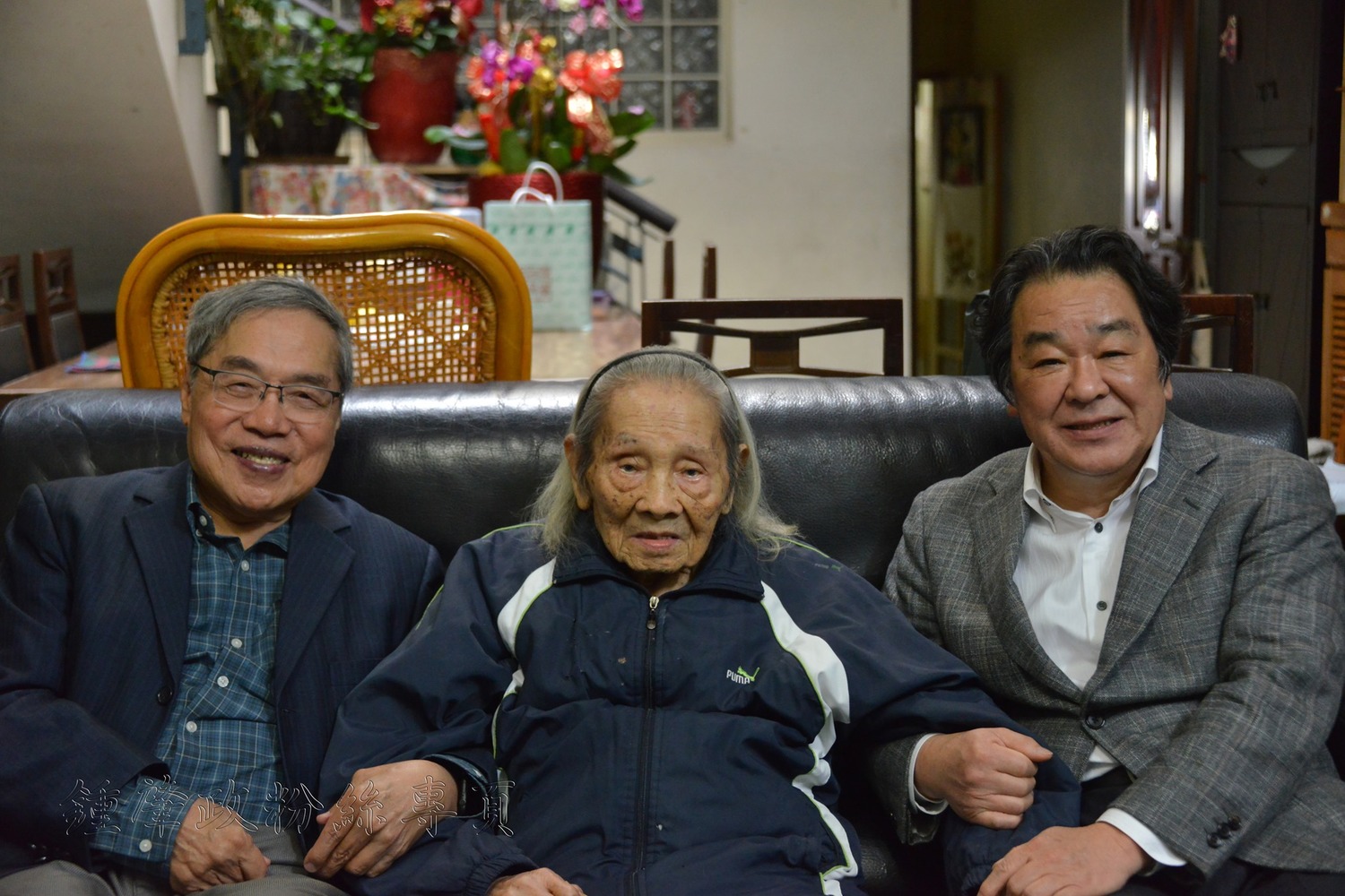 作家陳芳明（左）與日本學者下村作次郎（右）２月時前往龍潭，拜訪「台灣文學之母」鍾肇政（中）。   圖：翻攝自陳芳明臉書