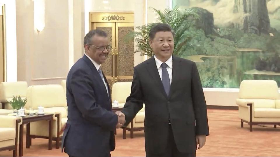 世界衛生組織秘書長譚德塞（左）聽命於中國領導人習近平，讓美國很不爽。   圖：翻攝自譚德塞臉書