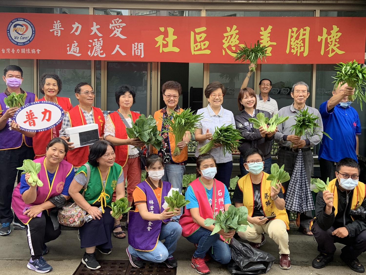 普力關懷協會廣場今日發放千斤新鮮蔬菜，這些蔬菜都是雲林今天凌晨現摘直送，將提供臺南東區及永康區20多個據點、300多位長輩共餐用。   圖：黃博郎／攝