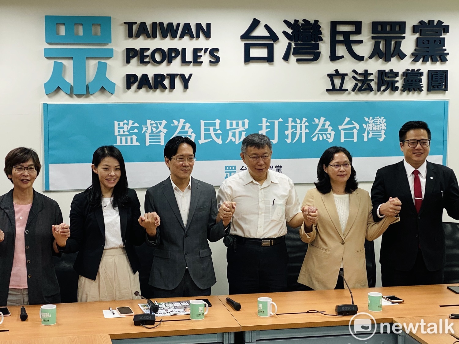 台灣民眾黨主席、台北市長柯文哲（右三）與不分區5位立委。   圖：周煊惠 ／攝（資料照片）