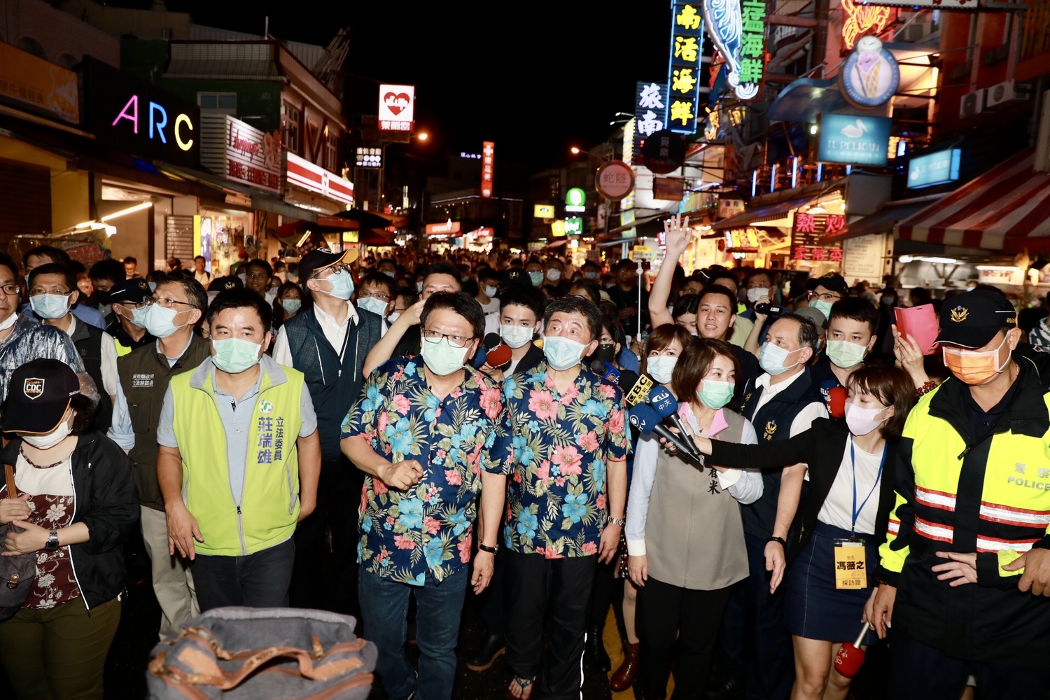 民眾夾道歡迎陳時中,墾丁大街擠滿人潮。 圖:中央流行疫情指揮中心 提供