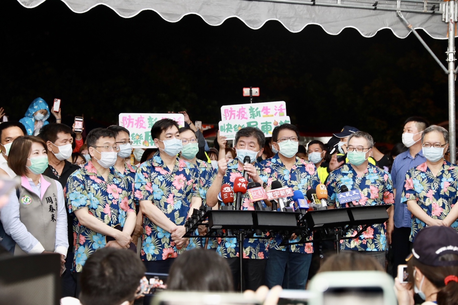防疫英雄與屏東縣長潘孟安一起穿上「花襯衫」現身。 圖:中央流行疫情指揮中心 提供