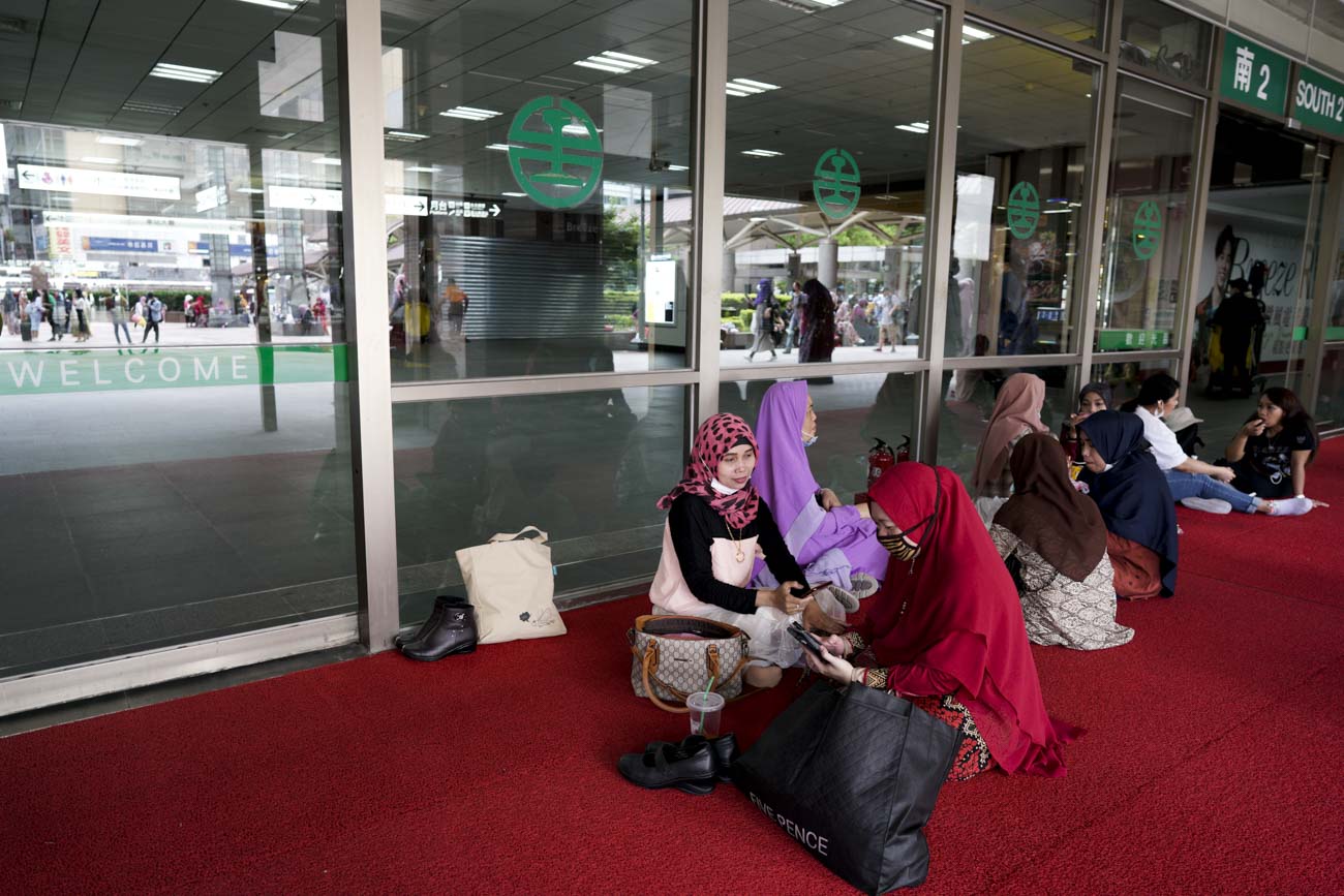 一些來自印尼的穆斯林移工在台北車站南二門出口外席地而坐，一起慶祝開齋節。   圖：張良一/攝