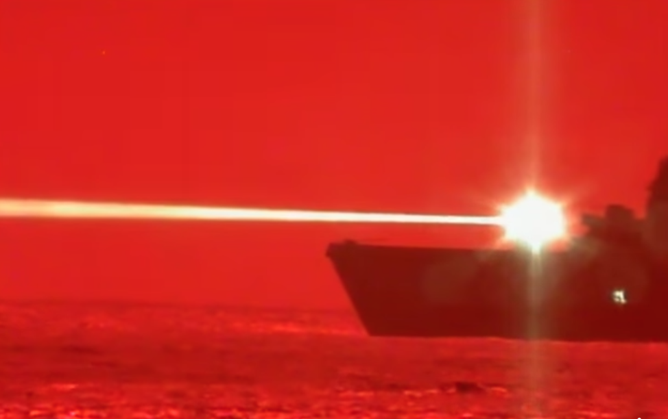 美國海軍兩棲船塢運輸艦波特蘭號（LPD-27）於珍珠港基地附近作高能固態雷射武器的首次系統等級實測。   圖：翻攝自「U.S. Pacific Fleet」臉書粉專