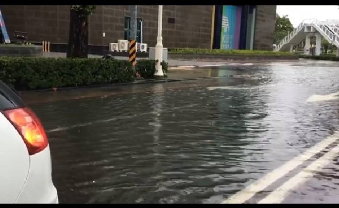 鹽埕區國際會議中心前積水。   圖：翻攝我是高雄人臉書