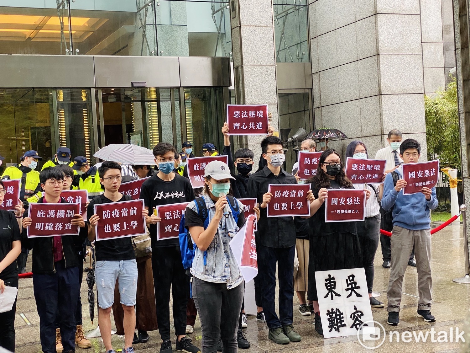 圖為台港青年日前聚集香港經貿辦事處抗議中國人大將強行通過港版國安惡法。   圖：周煊惠 ／攝（資料照）