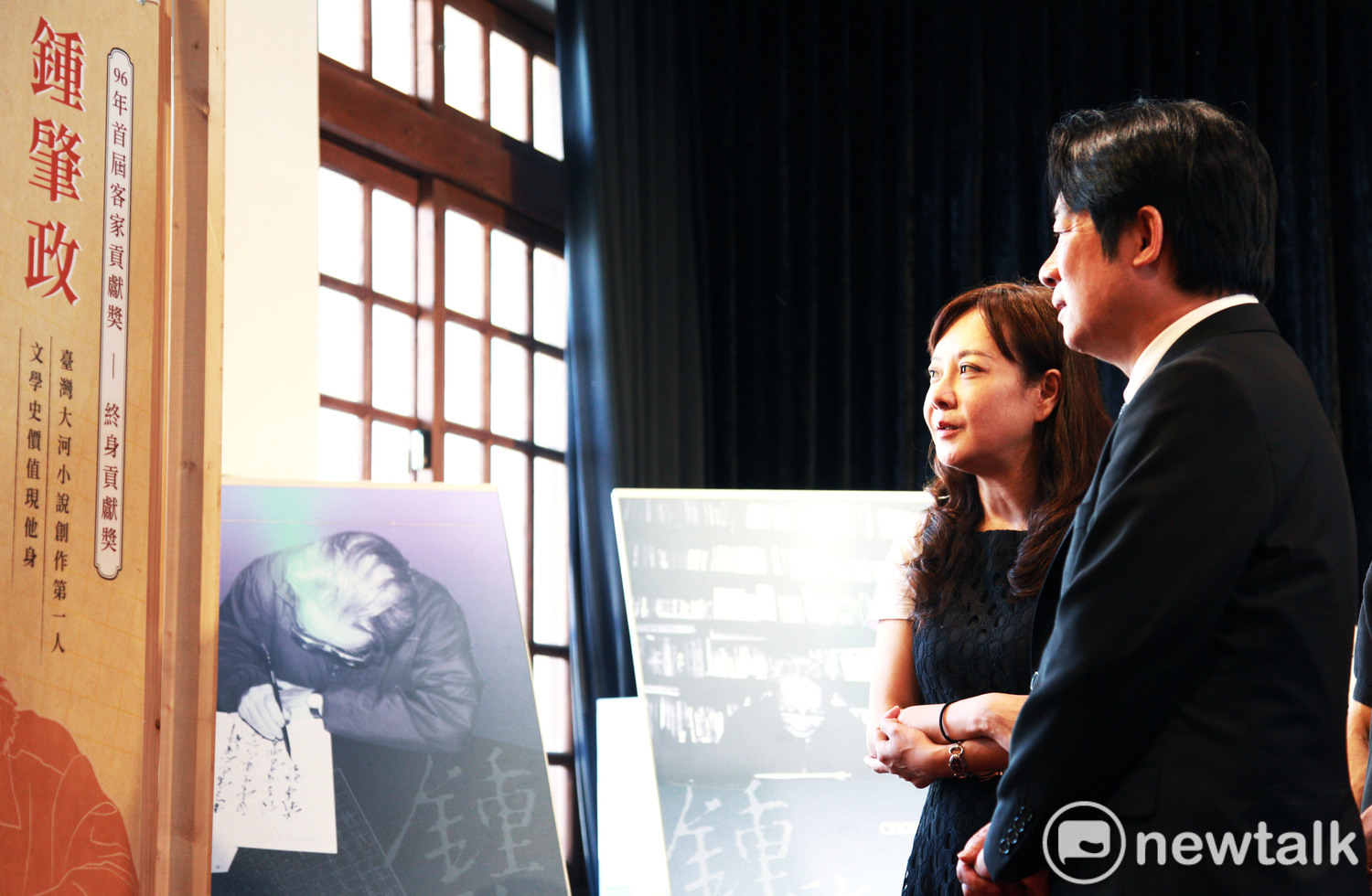 賴清德由鍾肇政媳蔣絜安陪同細看鍾老的著作文字。 圖:林昀真/攝(資料照)