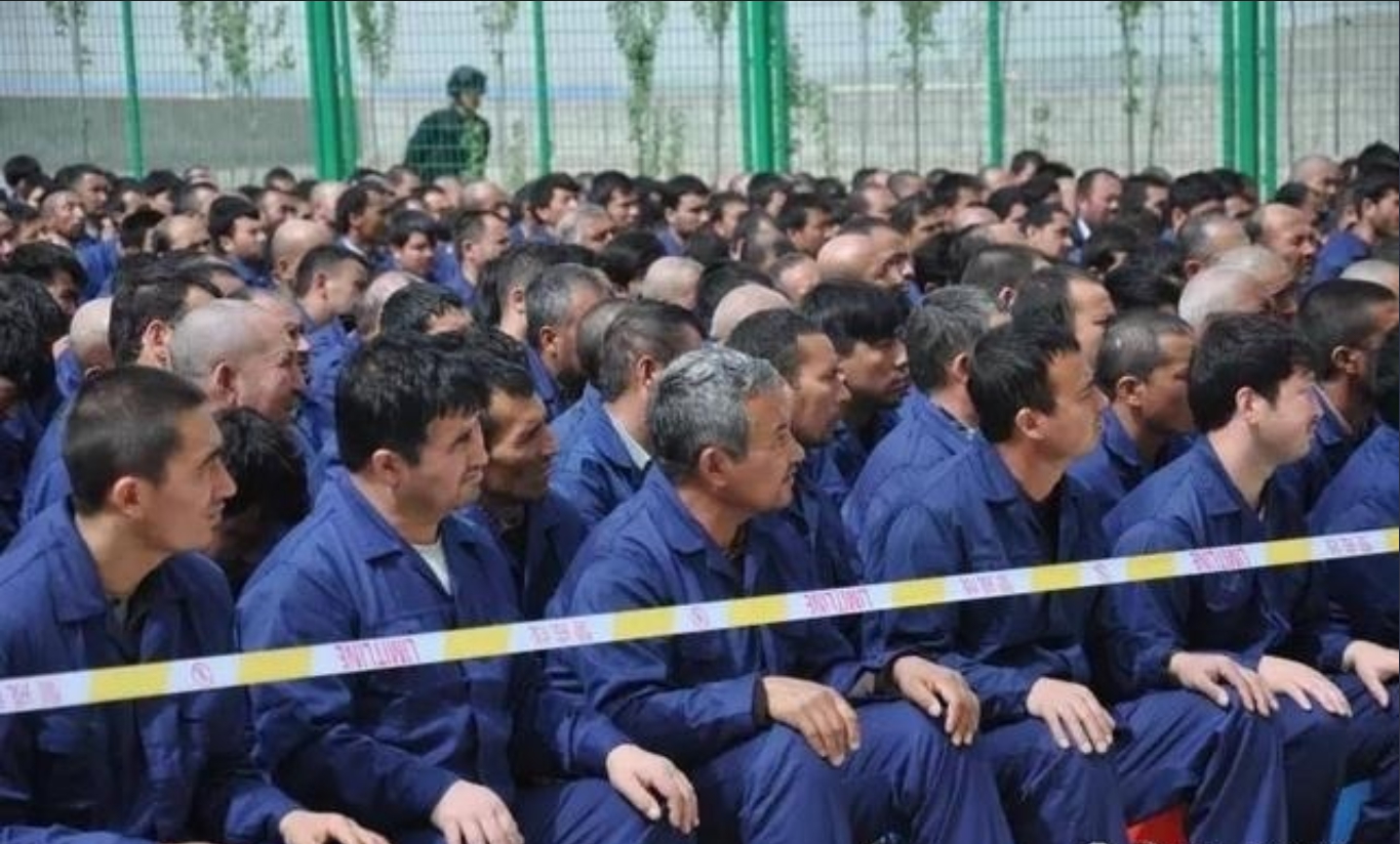 外界質疑中國在新疆成立教育營，目的是為了洗腦維吾爾族人。   圖：翻攝推特（資料照片）