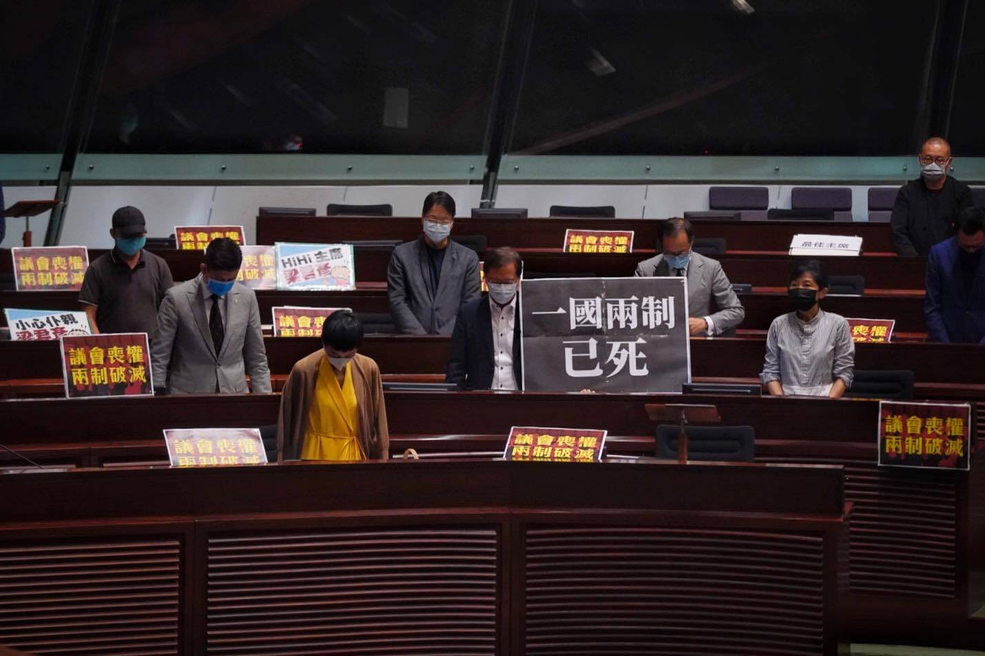 中国人大通过取销香港立法院民主派议员资格，国际齐声谴责DQ港民主议员 。   图：撷取自twitter(photo:NewTalk)