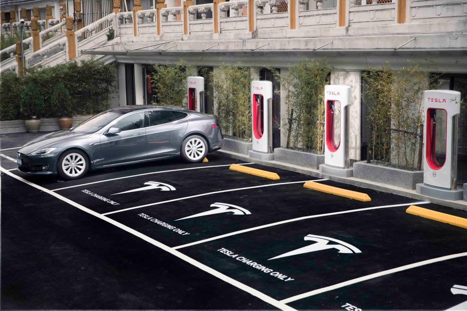 支持烏克蘭！Tesla：提供戰爭周邊地區電動車免費充電