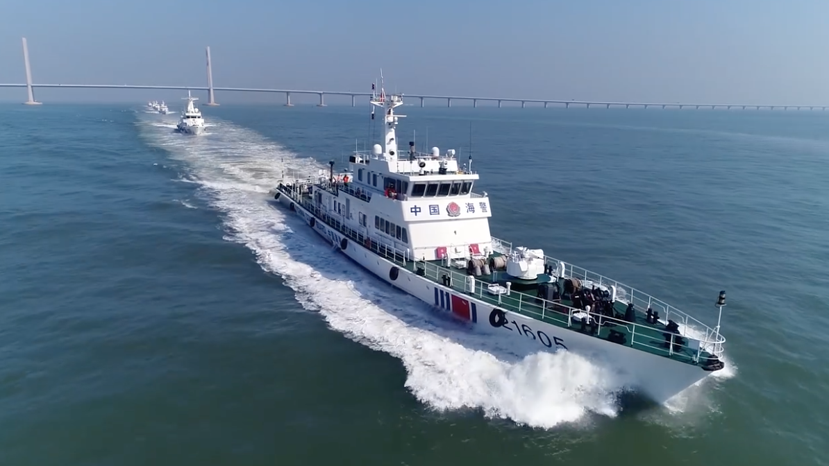 中國海警船裝被不斷更新，現在又獲《海警法》授權，可對外國船隻動武。   圖：翻攝自「中國海警」影片
