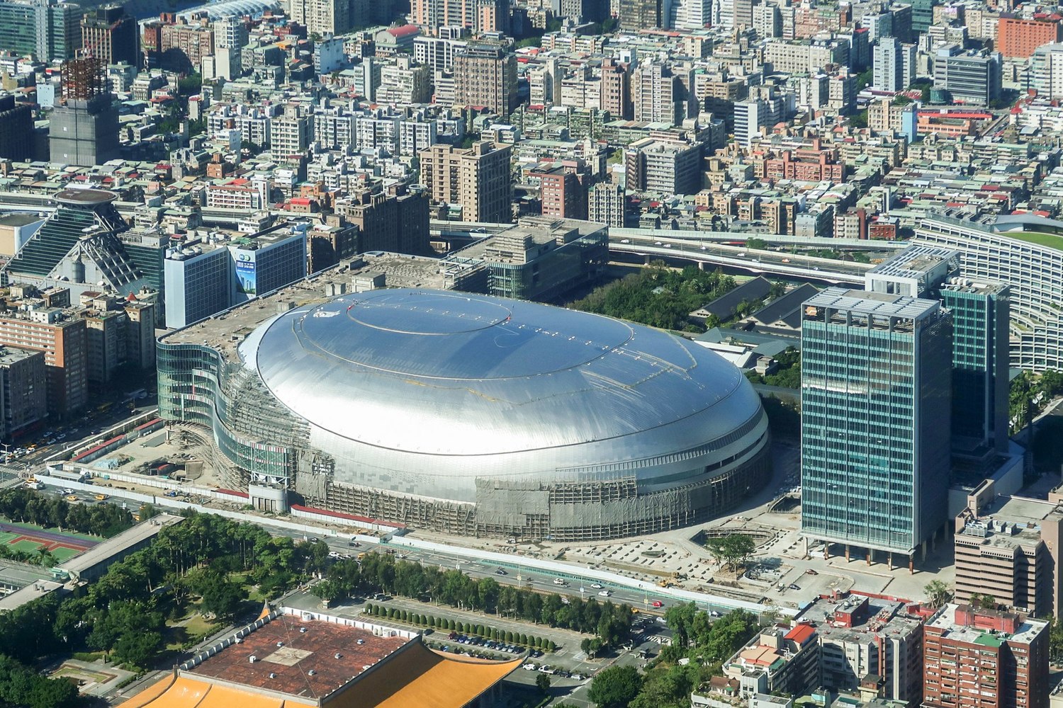 大巨蛋延宕多年，台北市建管處今（22日）下午簽准建照變更，讓遠雄距離復工又前進了一步。   圖：翻攝維基百科