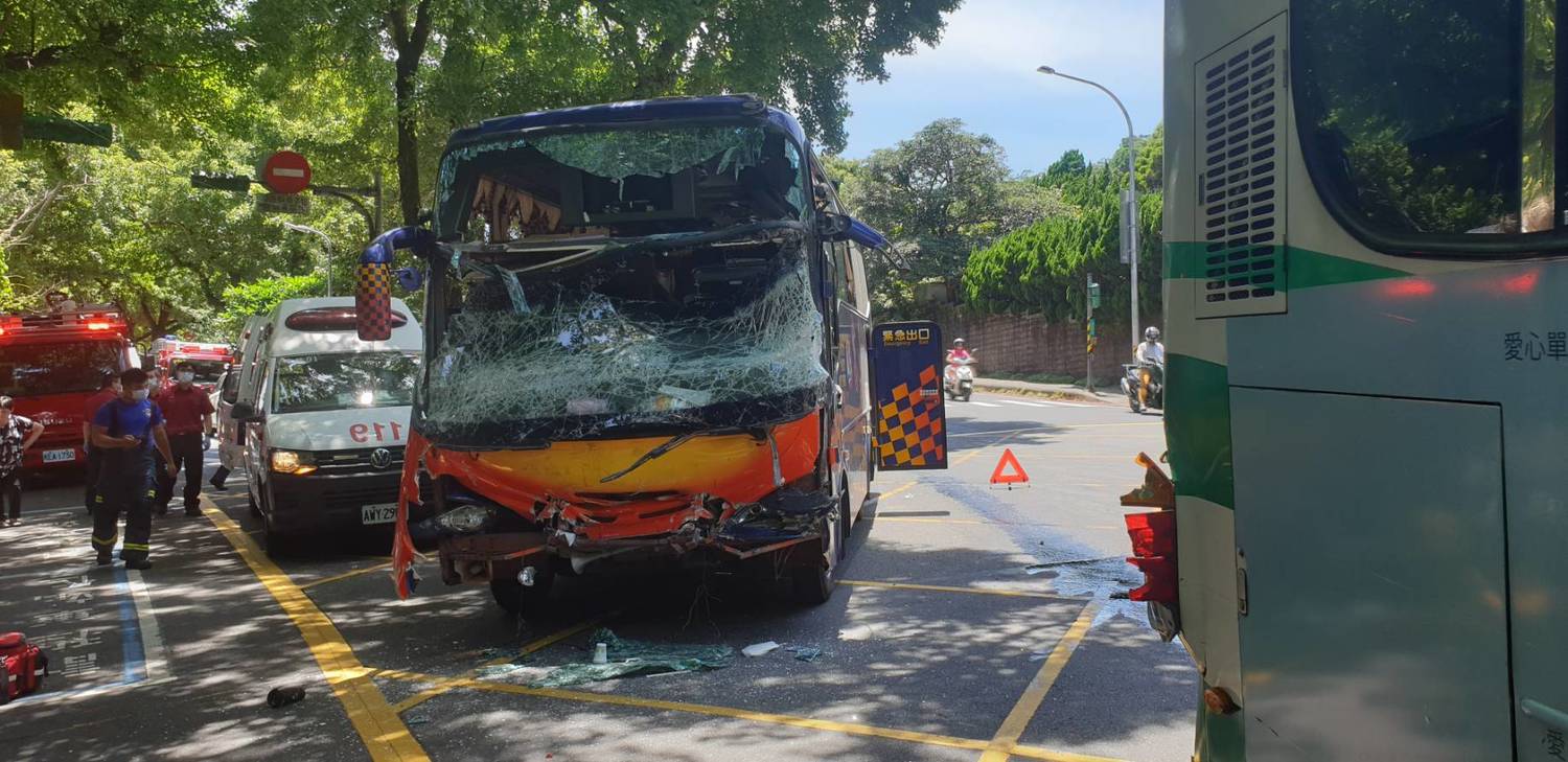 陽明山中午今天發生遊覽車車禍，有24人受傷，大多人已經離院。   圖：翻攝自台北市消防局臉書