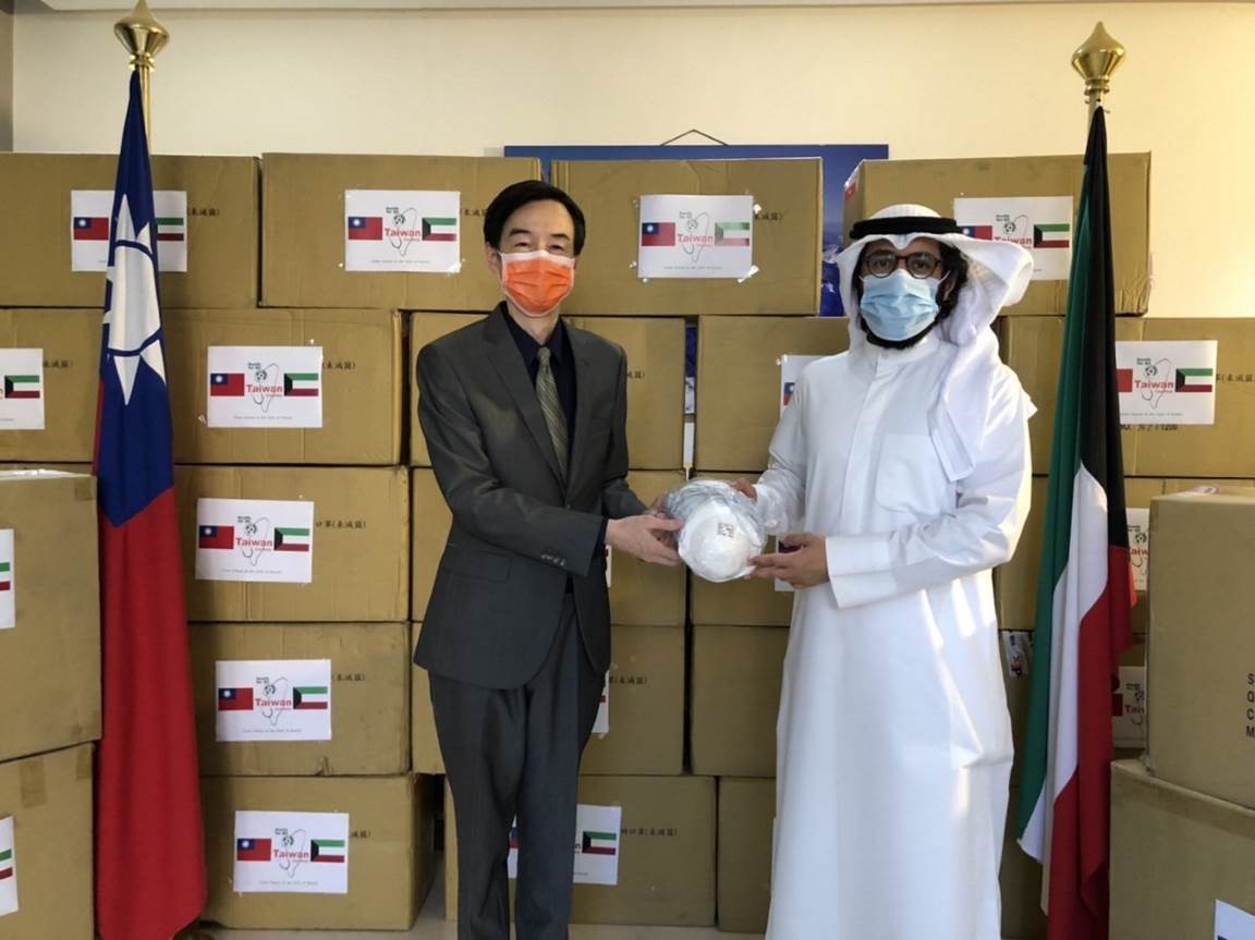 駐科威特代表牟華瑋與科威特親王Dr. Salman Al-Sabah在捐贈儀式合影   圖：駐科威特代表處／提供