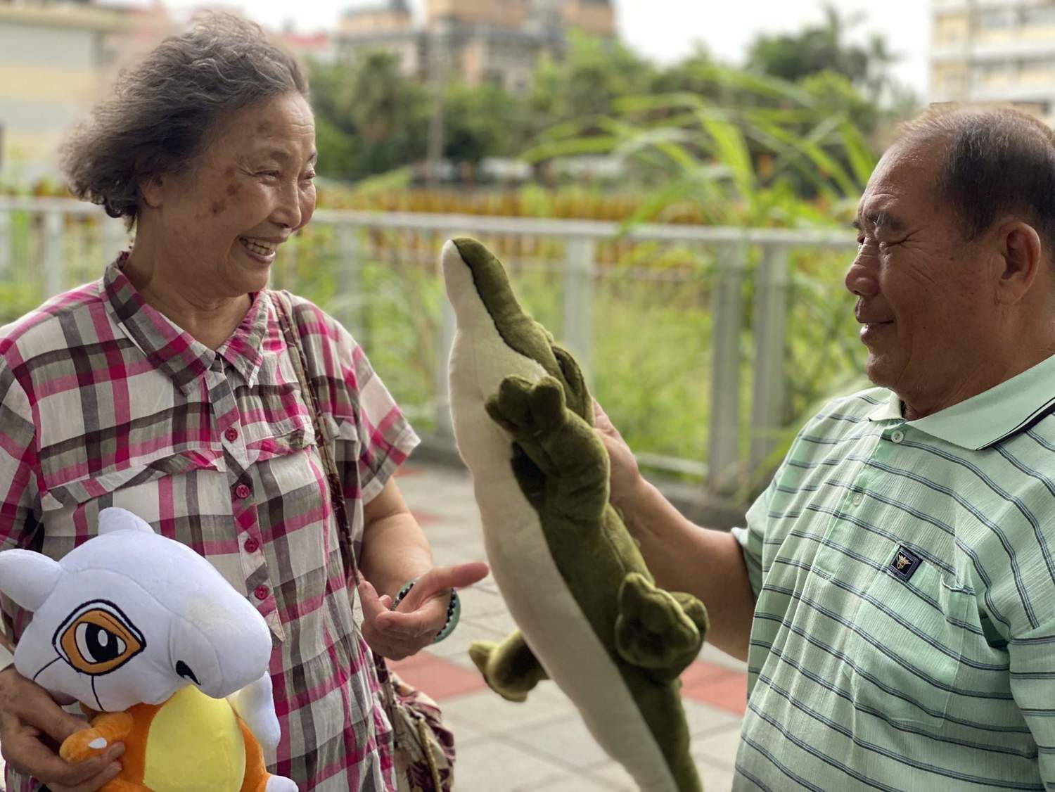 嘉義縣民雄鄉「老大人動動班」的老人家拿出家裡的娃娃布偶拍照，感覺年輕許多。   圖：中正大學盧鴻毅老師/提供