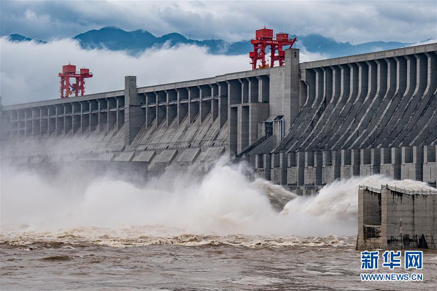 中國水利專家揭露「比起壩體變形，三峽大壩滲漏的危機更為嚴重」。 圖為長江三峽樞紐開啟泄洪深孔泄洪。 圖：翻攝新華網