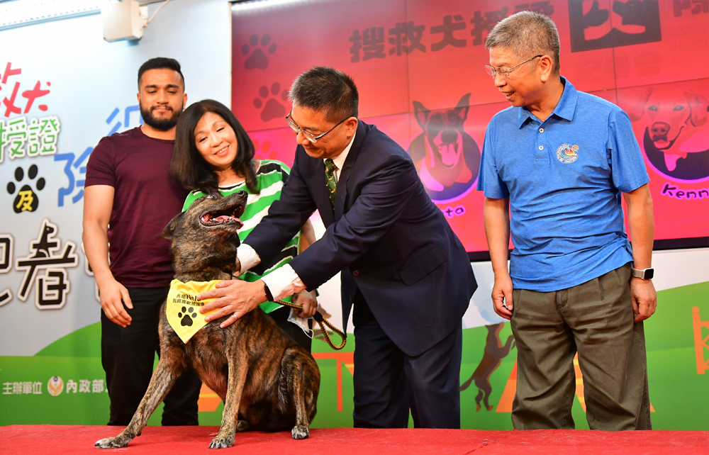 內政部長徐國勇與搜救犬互動。   圖：內政部提供