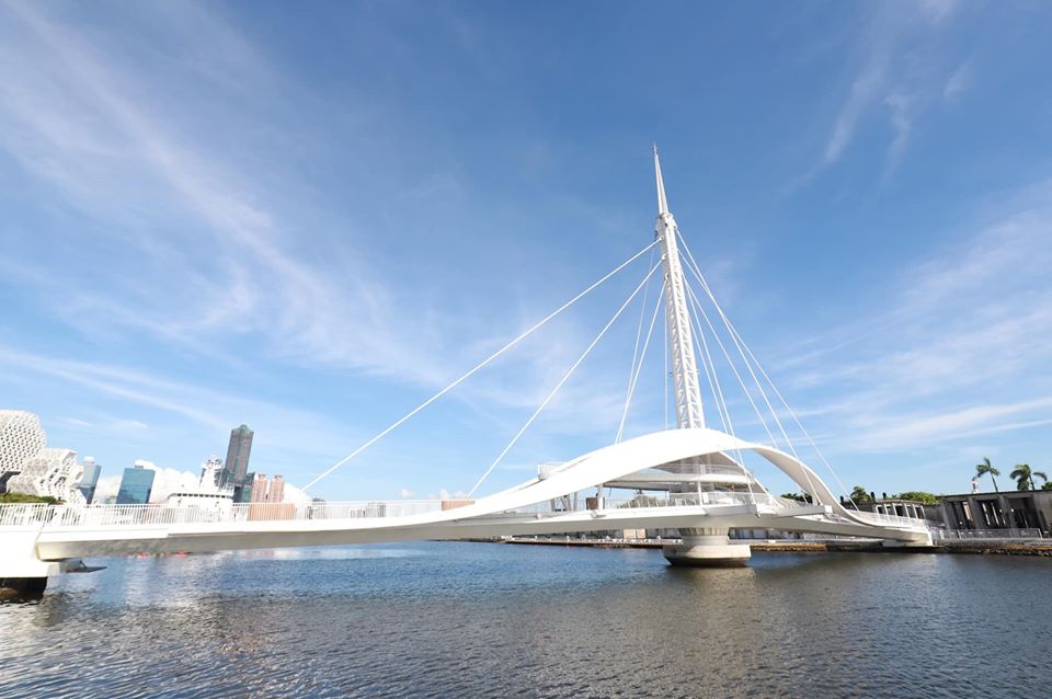 交通部長林佳龍表示，大港橋為串聯亞洲新灣區的新指標，期望它能成為高雄觀光的新亮點。   圖：擷取自林佳龍臉書