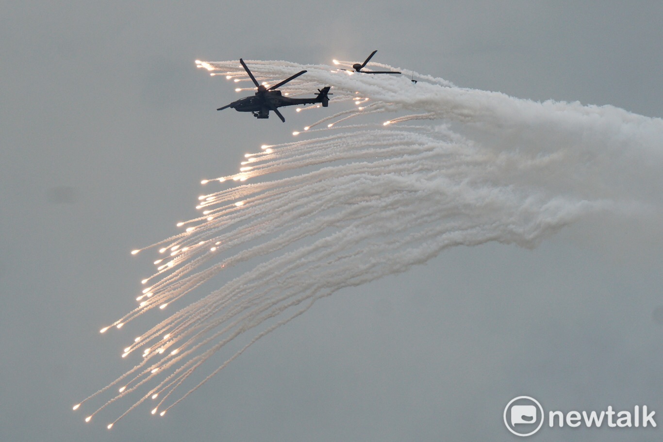 漢光演習AH-64E拋射熱焰彈欺敵。   圖：張良一／攝(資料照片)