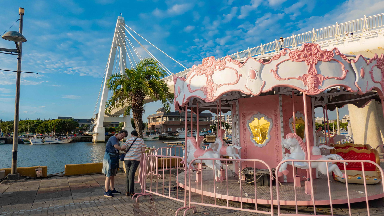 淡水漁人碼頭「嗨漁港～粉樂園」有適合闔家同玩的旋轉木馬。   圖：新北市農業局提供