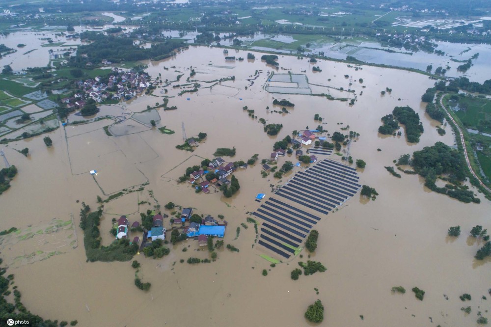 中國洪災，長江流域一帶災情慘重，整個城鎮泡在水中。   圖 : 翻攝自中新網