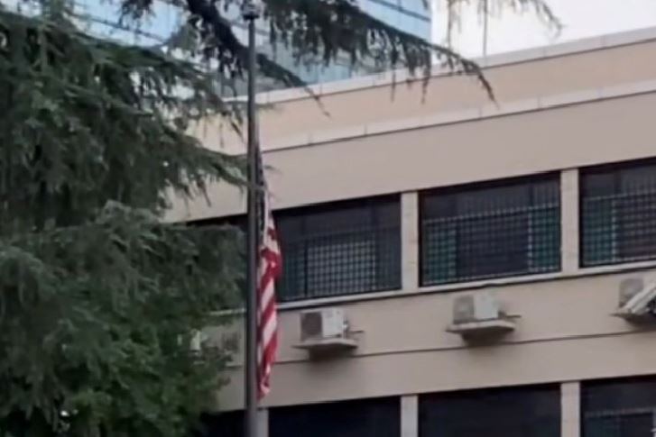 美國駐成都總領事館今日上午6點18分降下國旗。   圖：翻攝自央視微博