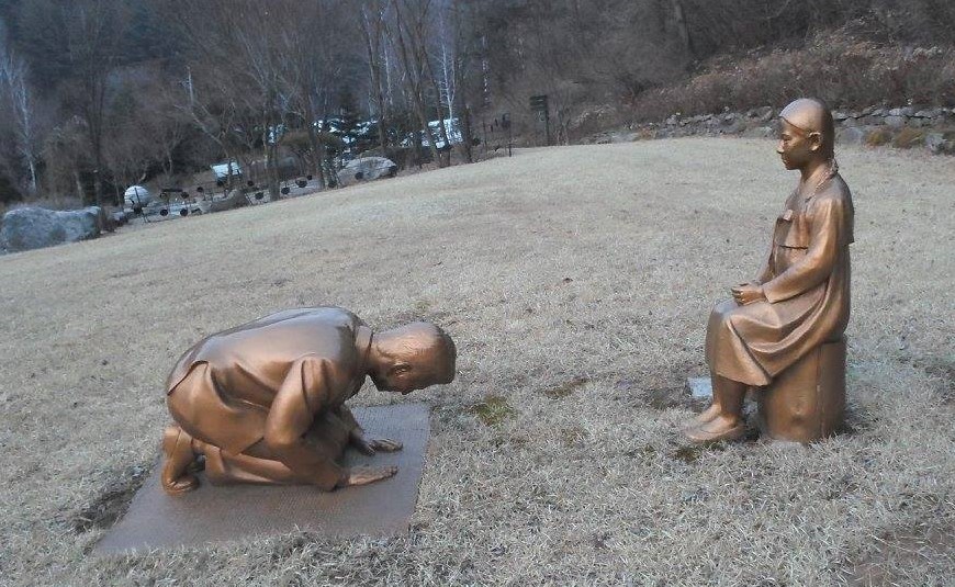 日本已有5家教科書出版社希望將教科書中的「從軍慰安婦字眼刪除，此為南韓設置的「男子向慰安婦下跪謝罪」雕像。   圖：翻攝自한국자생식물원臉書（資料照片）