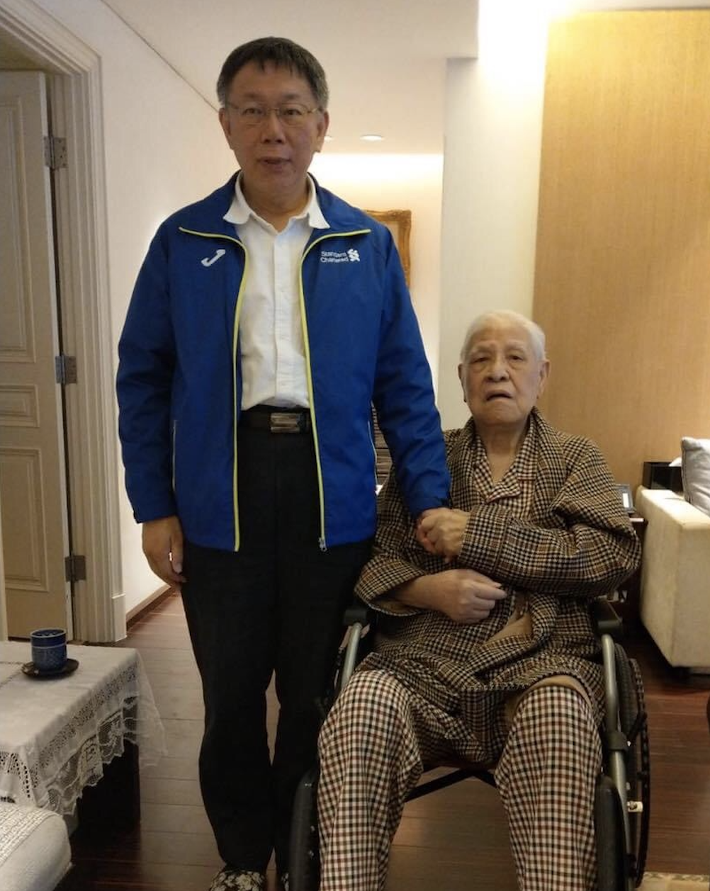 台北市長柯文2019年曾去探望前總統李登輝。   圖：台北市政府 / 提供