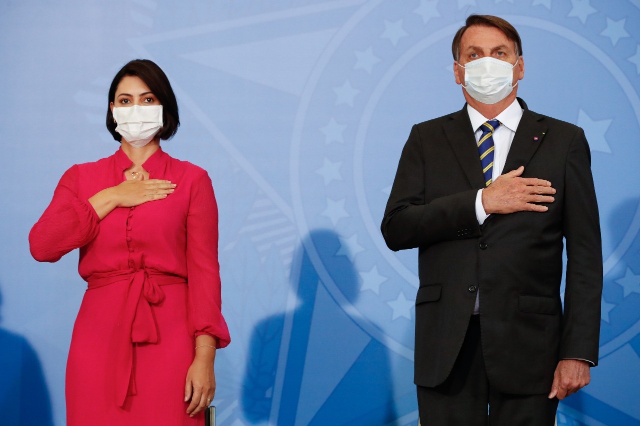 巴西總統波索納洛（右）日前宣布自己武漢肺炎病毒檢測陰性，開始展開各項活動，卻沒想到換陪同出席的夫人蜜雪兒確診。   圖：翻攝自巴西總統府臉書