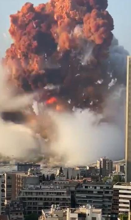 黎巴嫩首都貝魯特港口地區4日發生重大爆炸意外，現場冒出巨大的紅色蘑菇雲直衝天際。   圖：翻攝推特